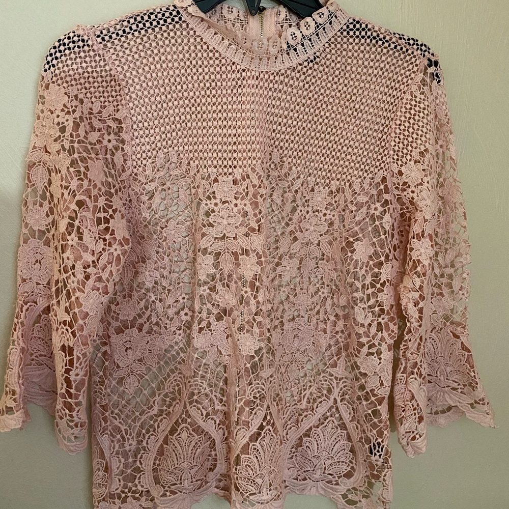 Cute lace top with zipper back, size M